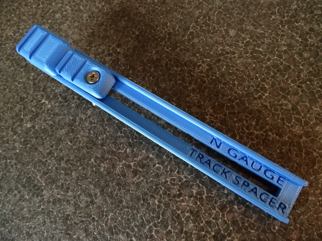 Adjustable track spacer alignment tool N, TT and H0/00 gauge