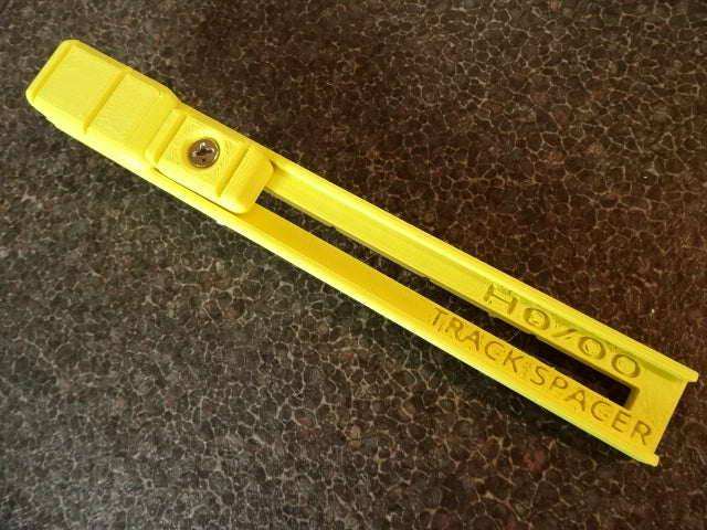 Adjustable track spacer alignment tool N, TT and H0/00 gauge